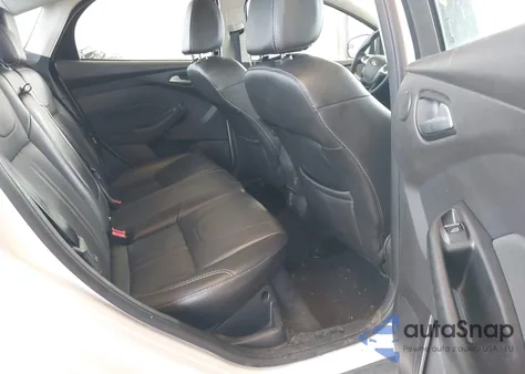 2014 Ford Focus Titanium z USA, uszkodzony, nr VIN 1FADP3J28EL211229